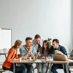 reunion-de-empresarios-en-la-oficina-de-trabajo